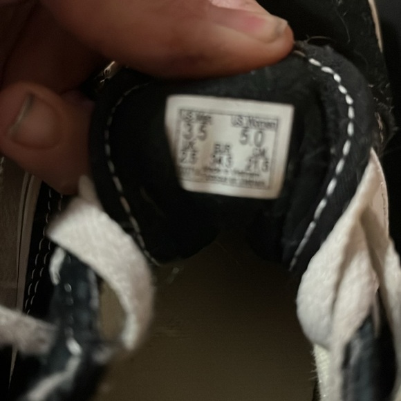 NWOB black and white kids size 3.5 us boys vans sneaker low top lace up suede - Picture 10 of 14